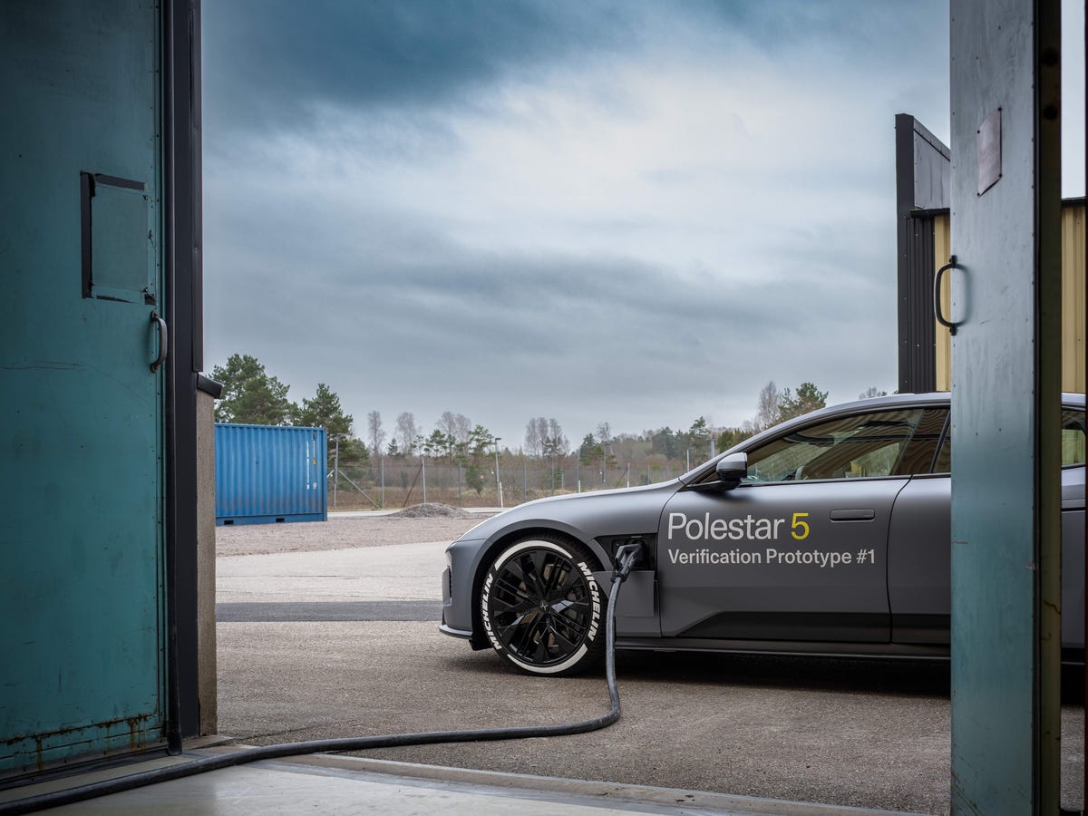 Polestar 5, in Test, Charges from 10 to 80 Percent in 10 Minutes