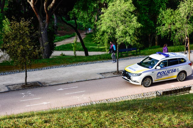 la policía municipal vigila a un paseante en la dehesa de la villa de madrid durante el cierre de parques para hacer deporte
