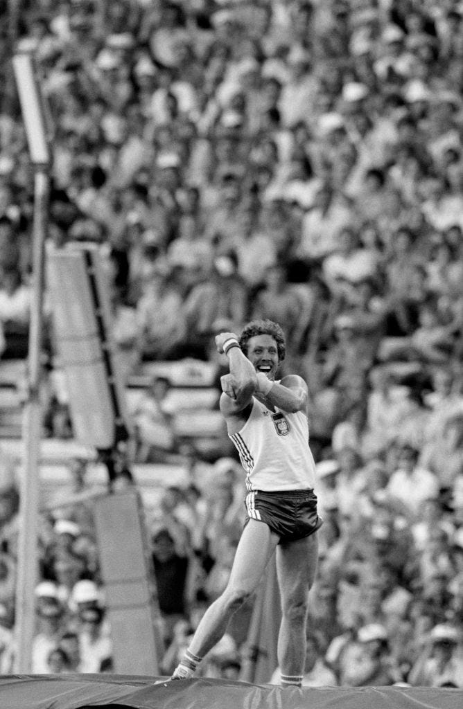 el corte de mangas del polaco wladislaw kozakiewicz tras ganar el oro y batir el récord mundial de pértiga en los juegos olímpicos de moscú 1980