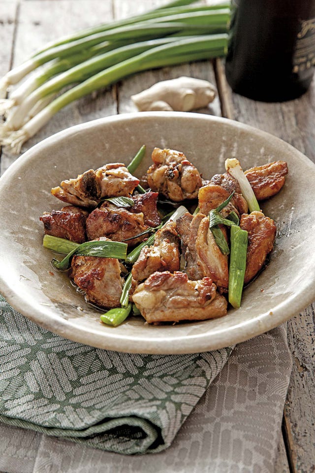 pollo al jengibre con cebollas de verdeo