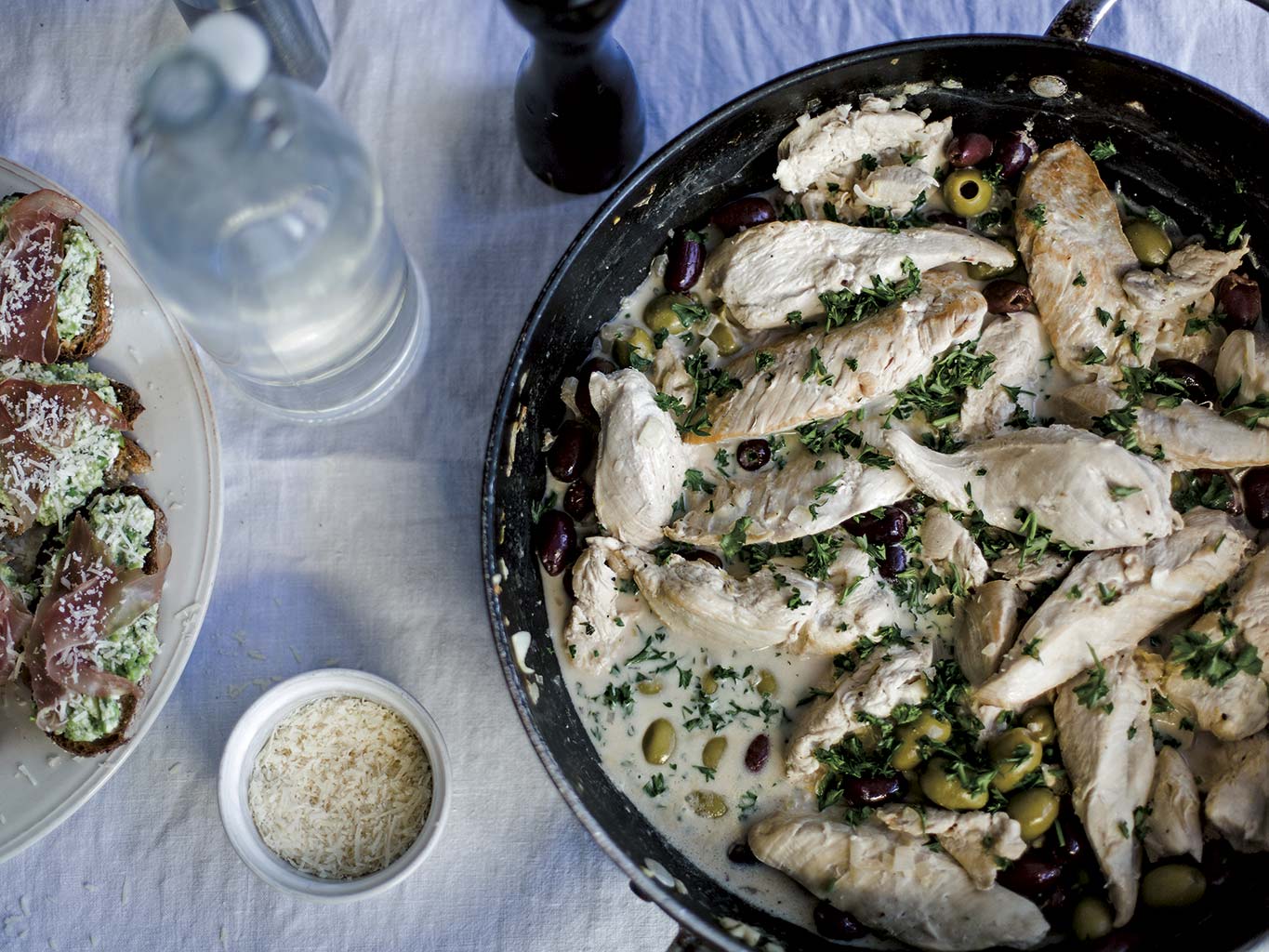 pollo con aceitunas y vino blanco