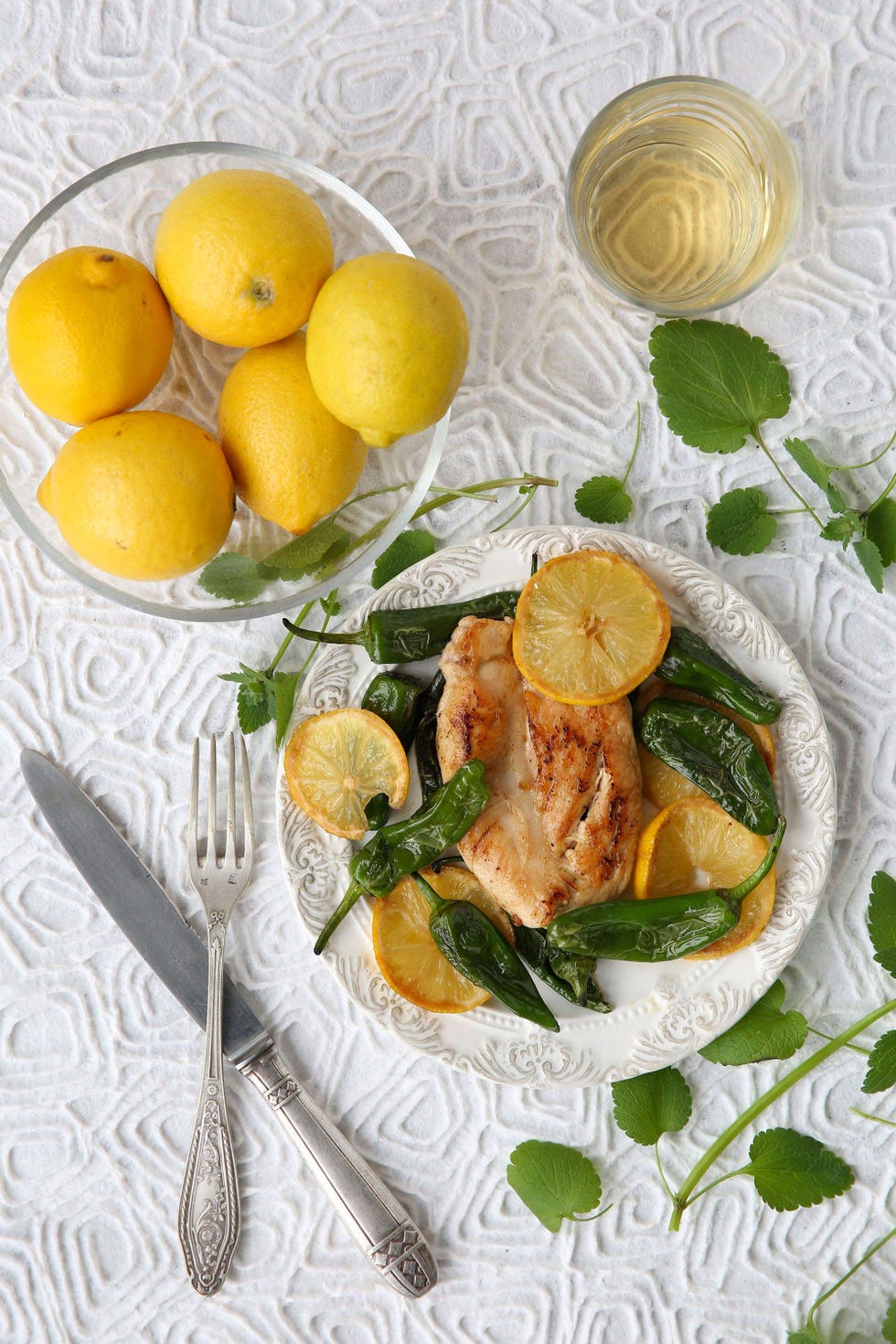 pollo al limón con pimientos de padrón