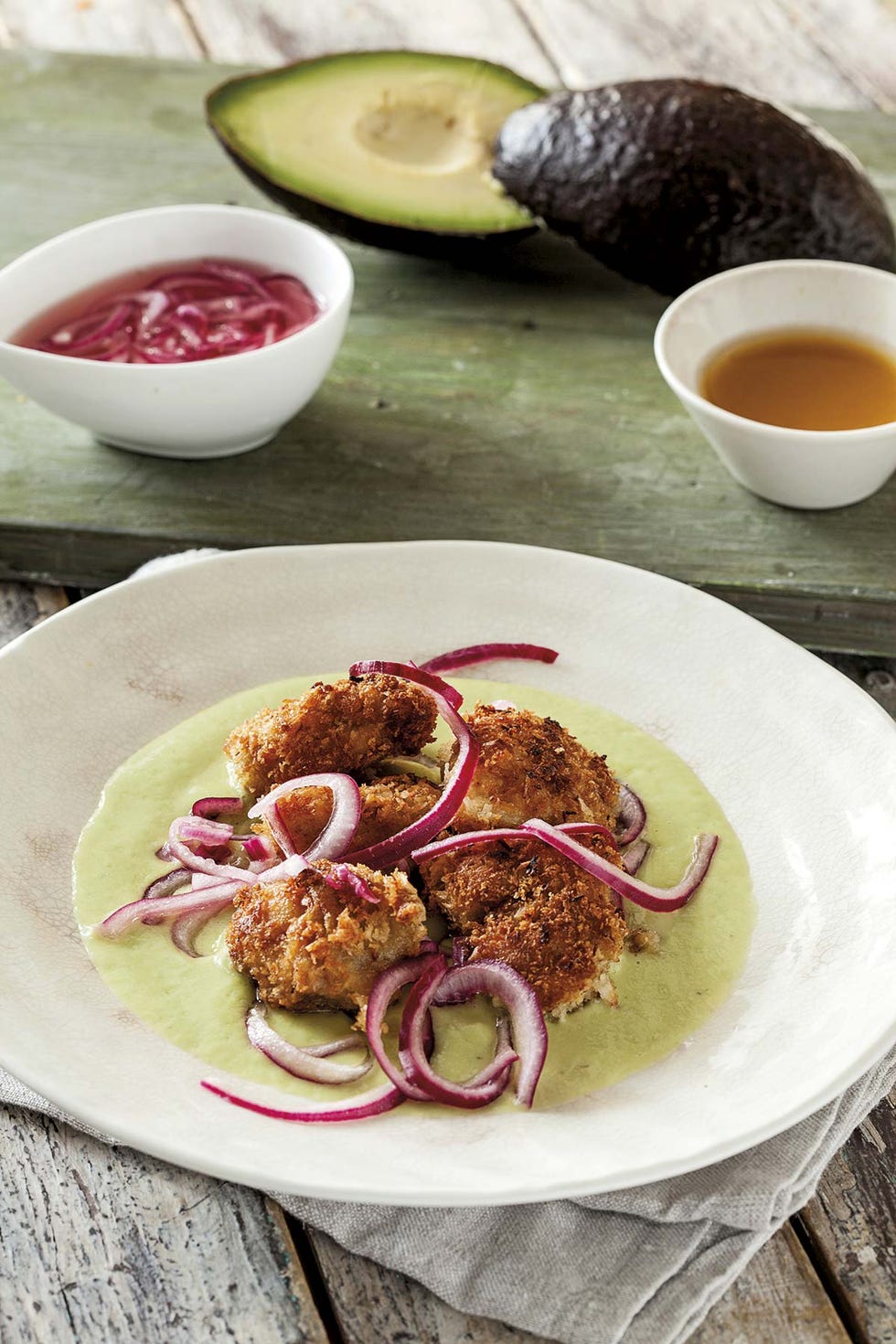 Pollo frito con cilantro y salsa chipotle