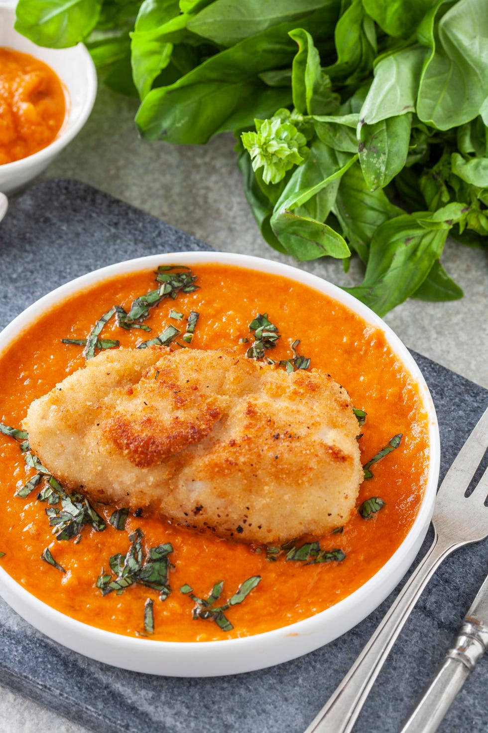 pollo empanado con salsa de tomate