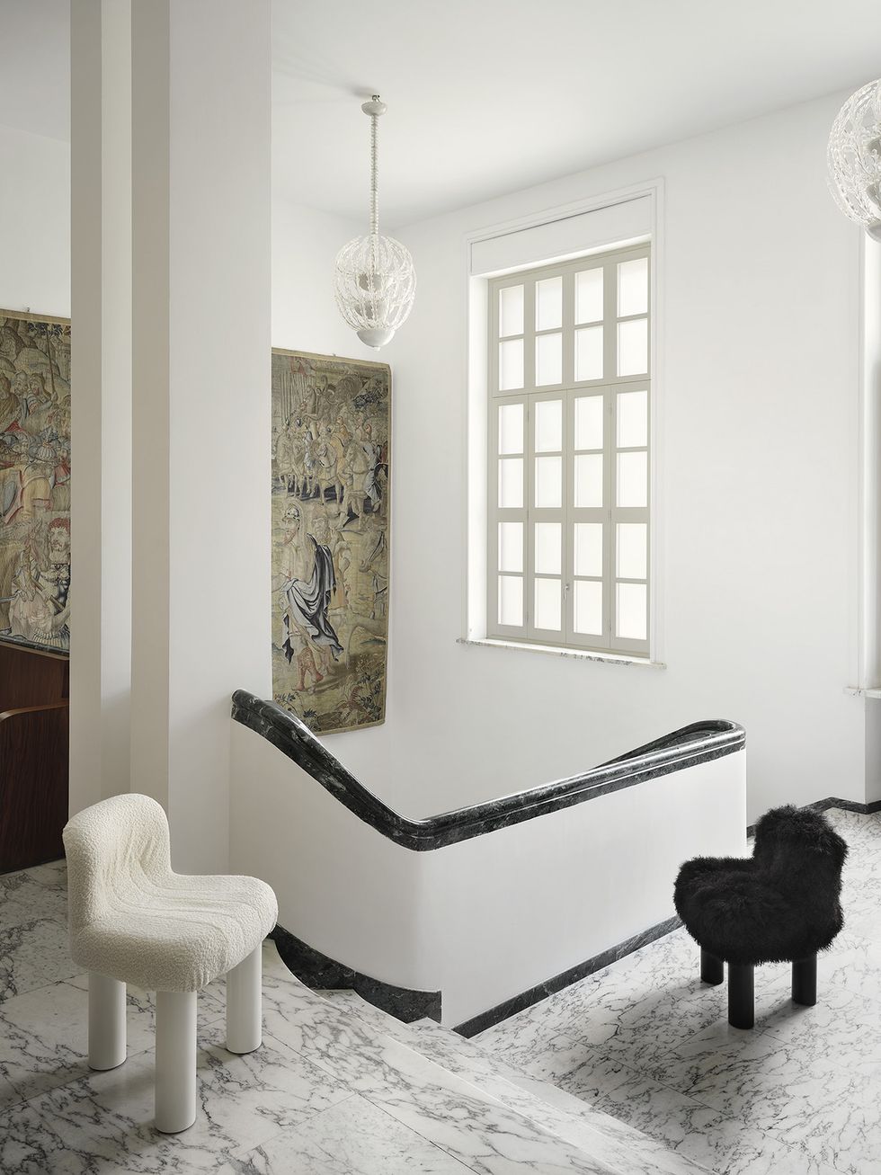 Interno della sala luminosa con camino moderno, poltrona e decorazioni  autunnali · Creative Fabrica