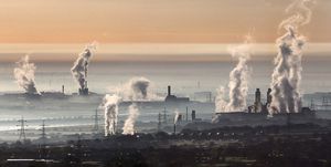 vista de un paisaje industrial en reino unido con gran polución en el aire