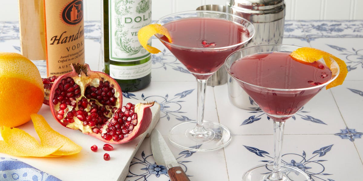 https://hips.hearstapps.com/hmg-prod/images/pomegranate-martini-recipe-2-655643e63bc12.jpg?crop=0.6666666666666667xw:1xh;center,top&resize=1200:*