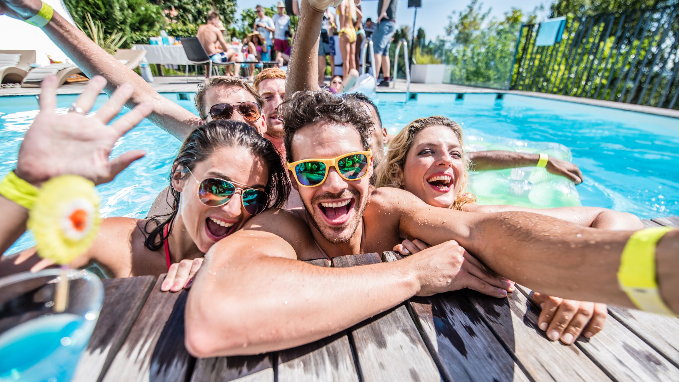 7 Tips For Throwing An AMAZING Pool Party