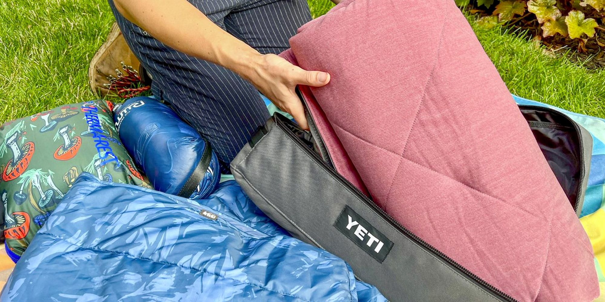YETI Lowlands Blanket, Multi-Use Blanket with Travel Bag, Smoke Blue