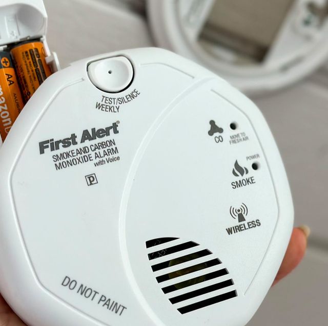 Kidde Hardwired Smoke & Carbon Monoxide Detector, AA Battery Backup,  Interconnectable, LED Warning Light Indicators 