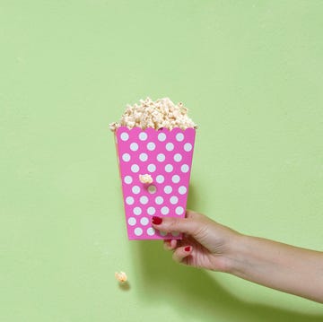 popcorn in roos bakje, groen achtergrond