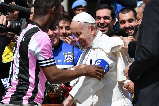 papa francesco frasi sport