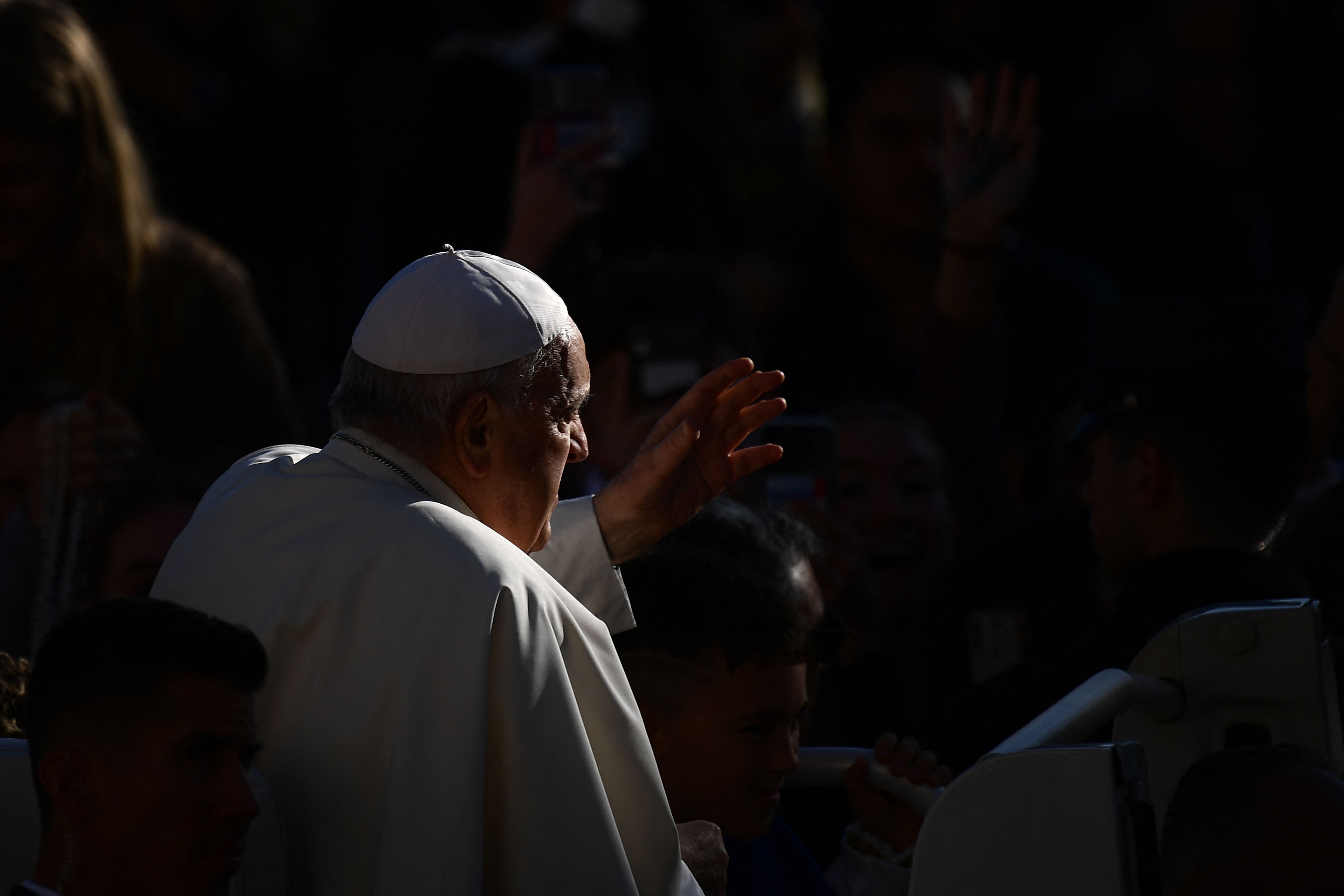 Vaticano, apertura verso la comunità LGBT: sì a transessuali e gay