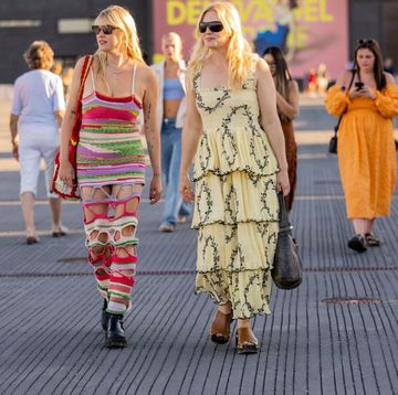 twee vrouwen in jurken op straat