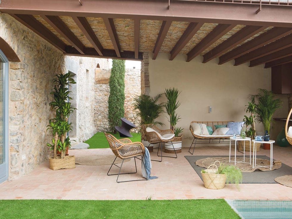 Porche con muebles de exterior