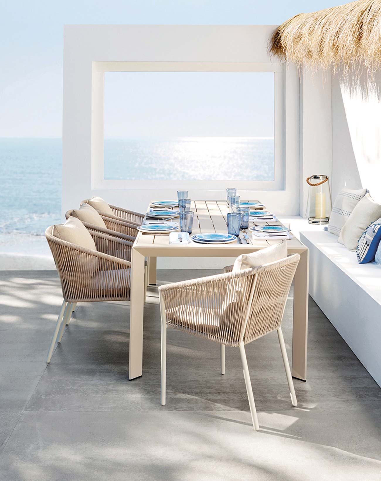 porche con comedor blanco y vistas al mar