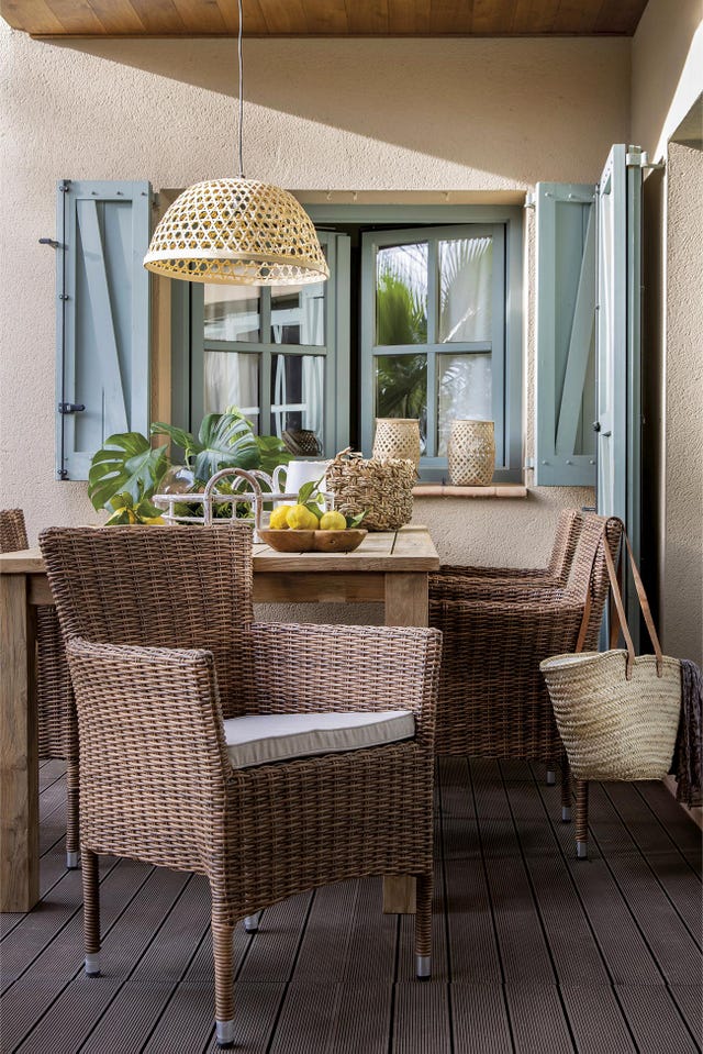 porche de casa de campo con comedor exterior