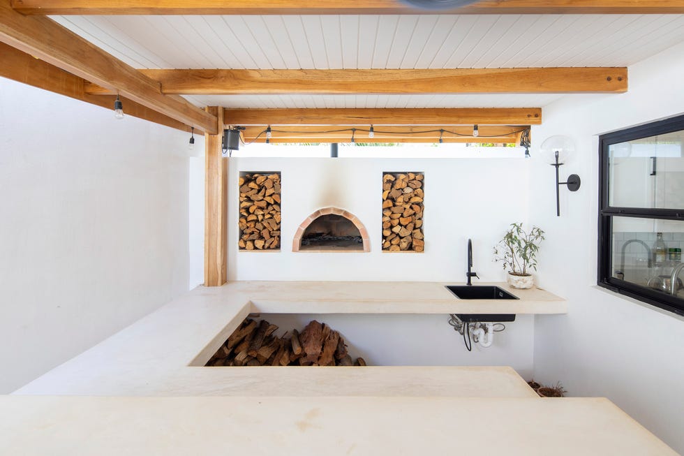 cocina exterior con barra y horno de leña