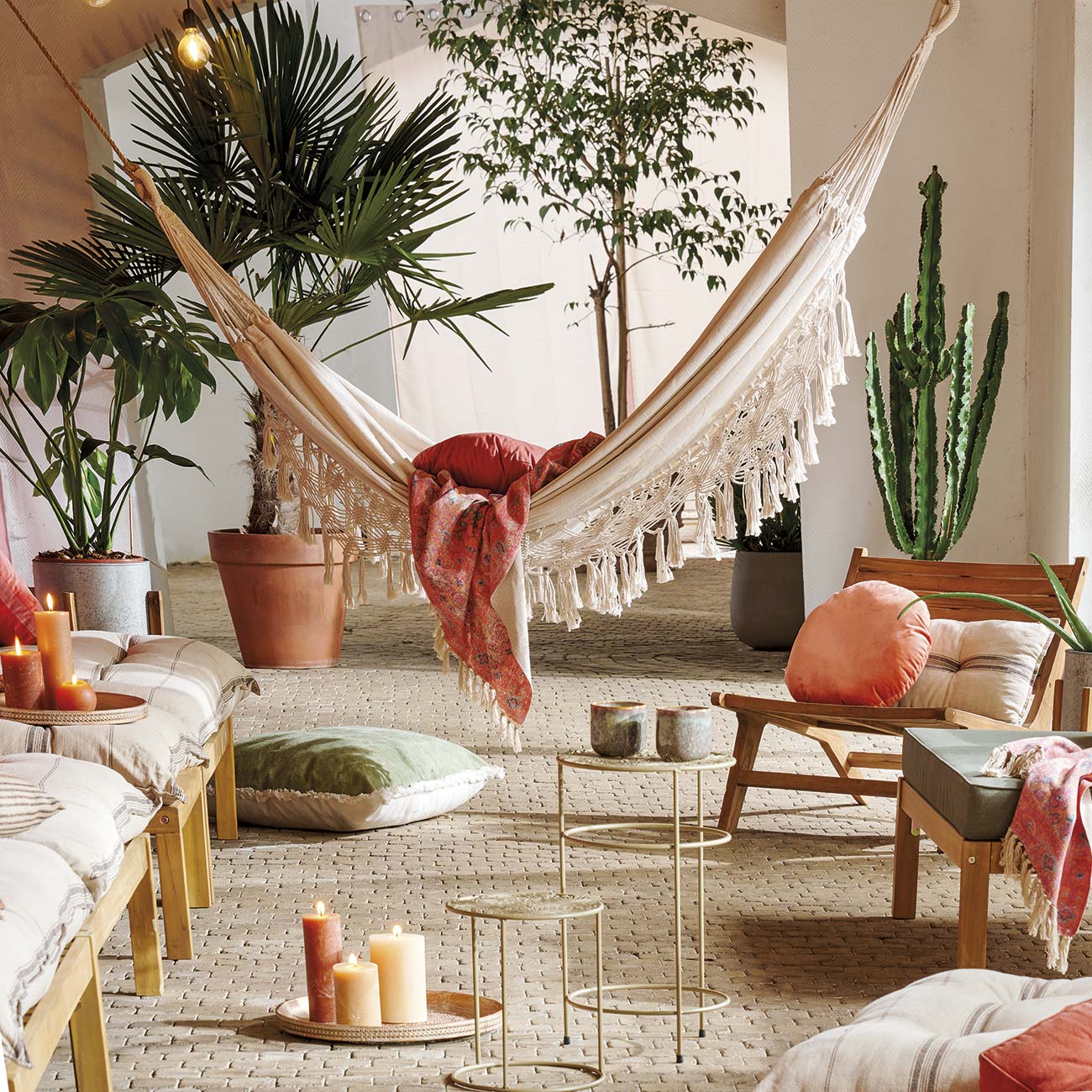 porche boho con hamaca de macramé