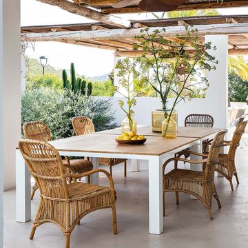 mesas para comer en el porche o el jardín comedor con sillones de fibra