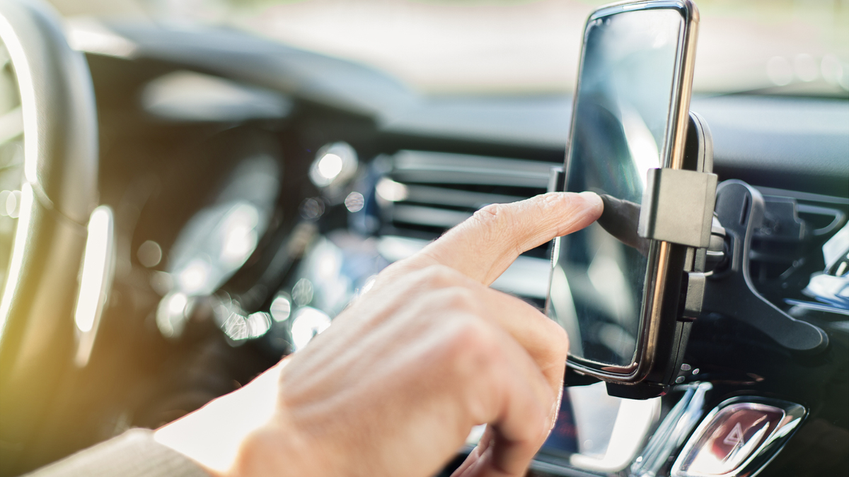 Supporto auto per lo smartphone: quanto costa e come sceglierlo