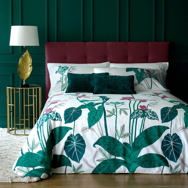 Green, Bed sheet, Bedding, Bed, Bedroom, Duvet cover, Furniture, Textile, Room, Bed frame, 