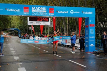 Recreation, Marathon, Half marathon, Long-distance running, Running, Pedestrian, Ultramarathon, Athlete, Street, Individual sports, 