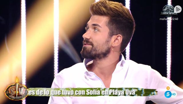 Facial hair, Hair, Beard, Chin, Moustache, Photo caption, Jaw, Smile, Music artist, 