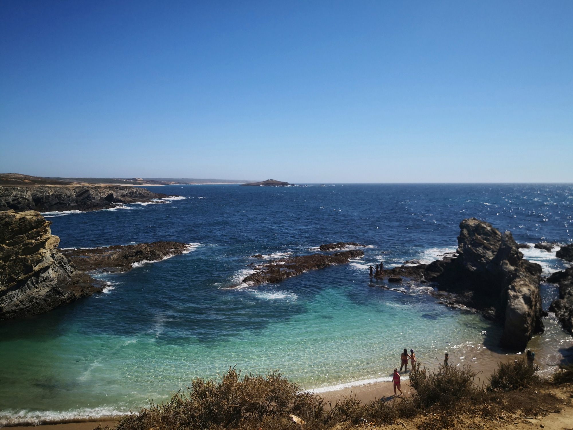 3 pueblos portugueses con playa tan bonitos como El Algarve donde están  reservando los turistas españoles para sus vacaciones de verano de 2024