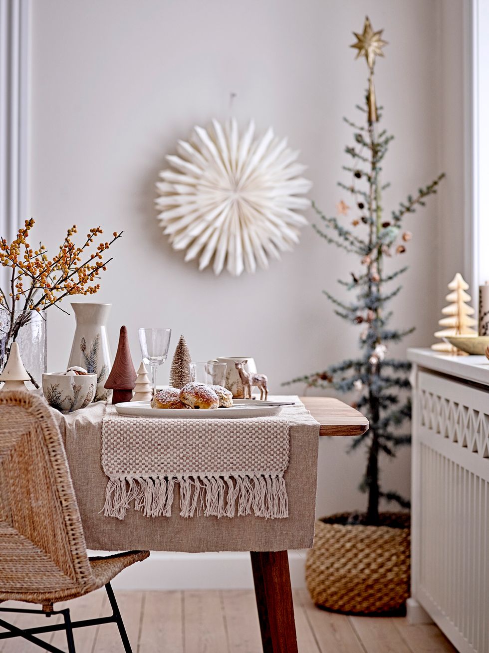 table with natural Christmas details