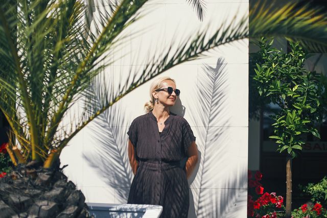 mujer street style con vestido de verano y sandalias de cuña