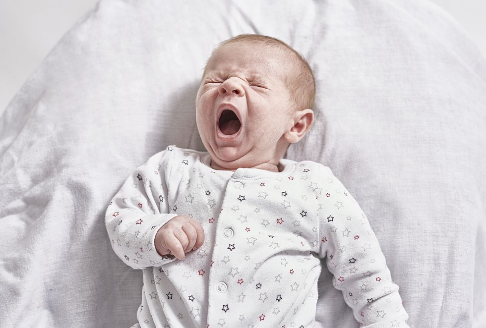 bebé bostezando recién nacido