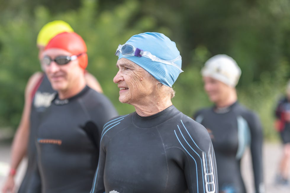 triatleta de avanzada edad con confianza en sí misma