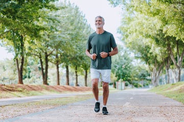 hombre corriendo a un ritmo suave