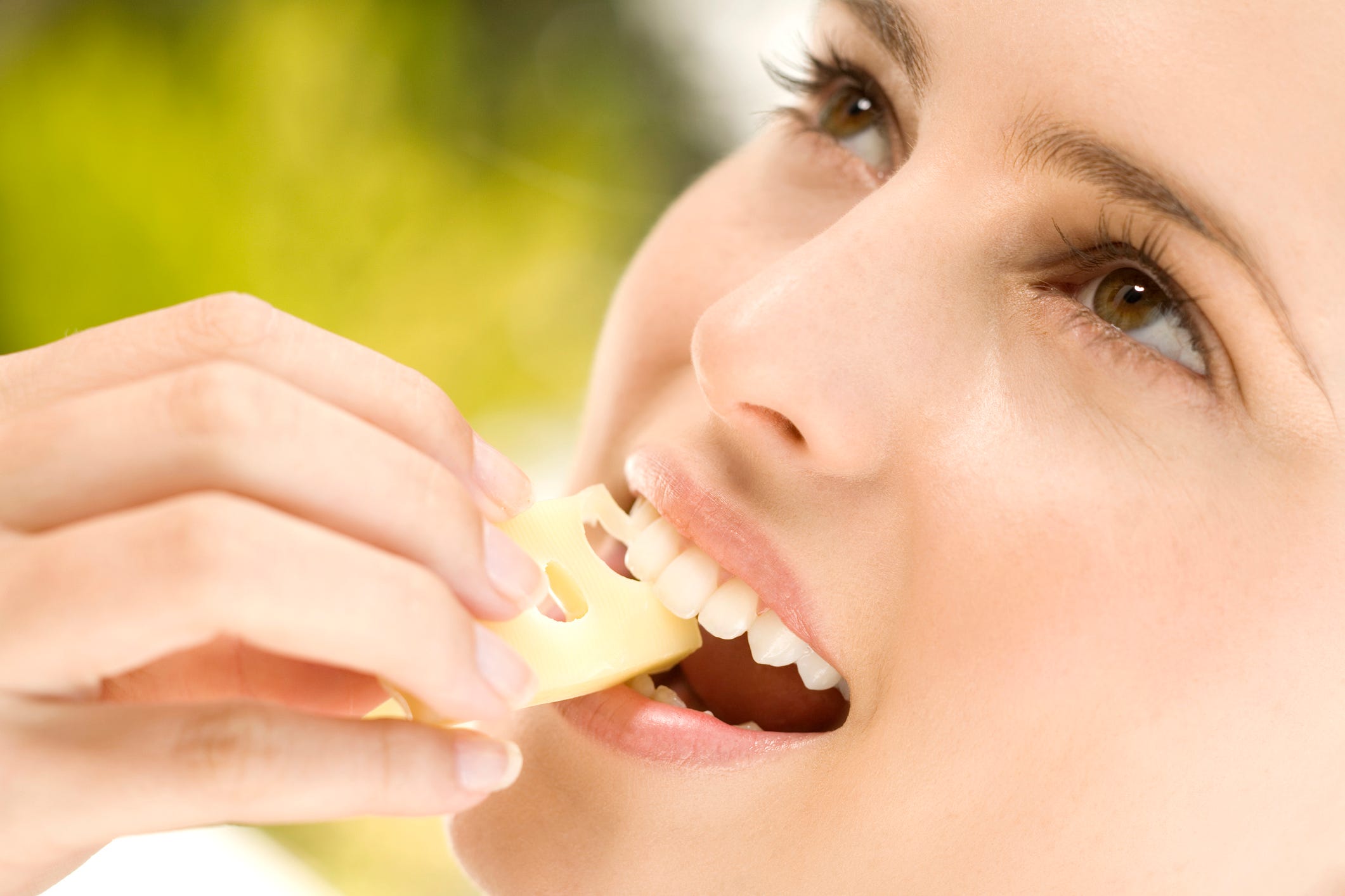 mujer comiendo queso