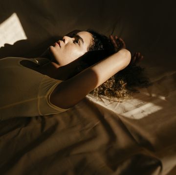 jonge vrouw liggend op bed