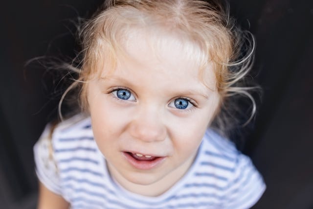 nina ojos azules rubia sonriente