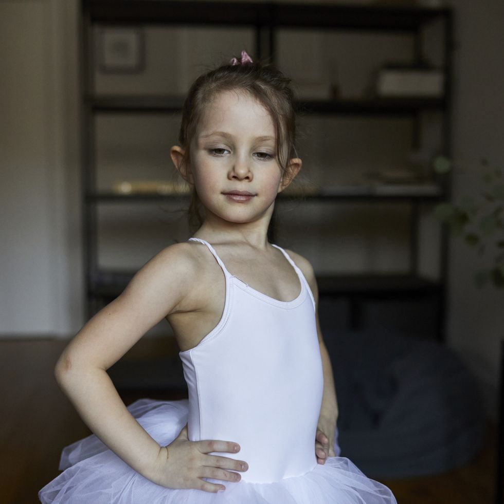 niña con maillot de ballet