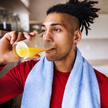 sportieve man drinkt vruchtensap