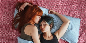 twee vrouwen in bed