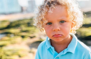 niño rubio pelo rizado con ojos claros