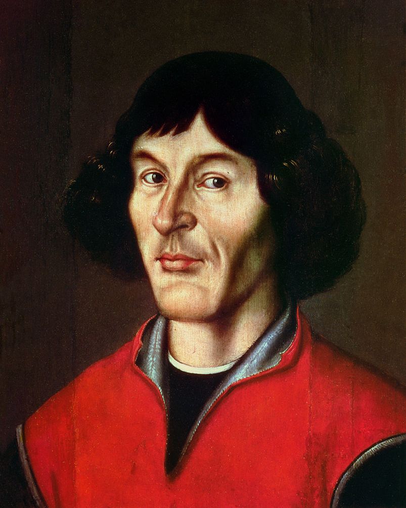 Nicolás Copérnico vistiendo un traje rojo en un retrato
