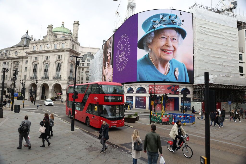 史上初、エリザベス女王即位70周年記念日！ チャールズ皇太子の即位に言及