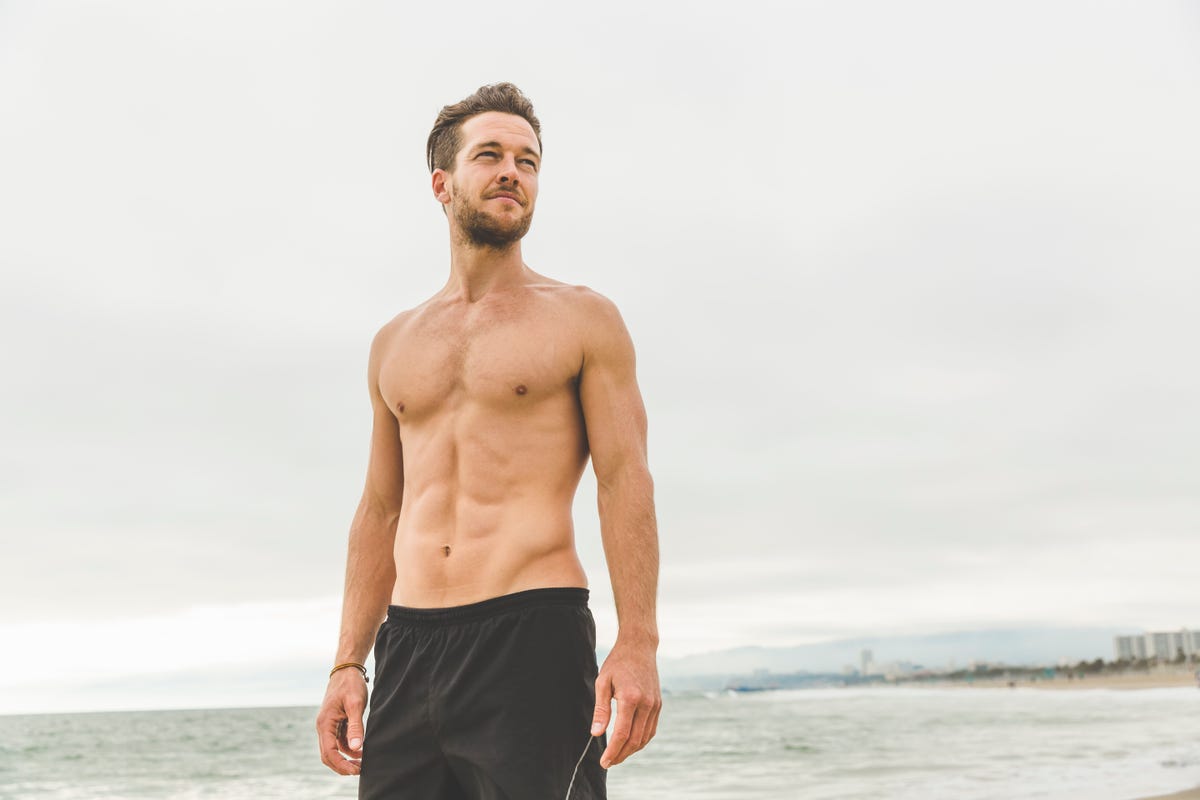 A Physique Coach Explains How He Walks to Get Shredded