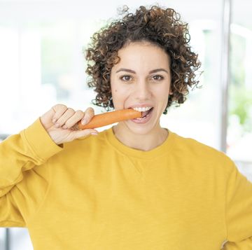 vrouw eet een wortel