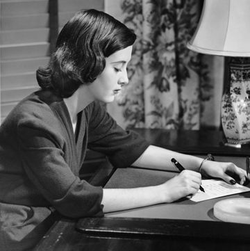 retrato de una mujer escribiendo una carta
