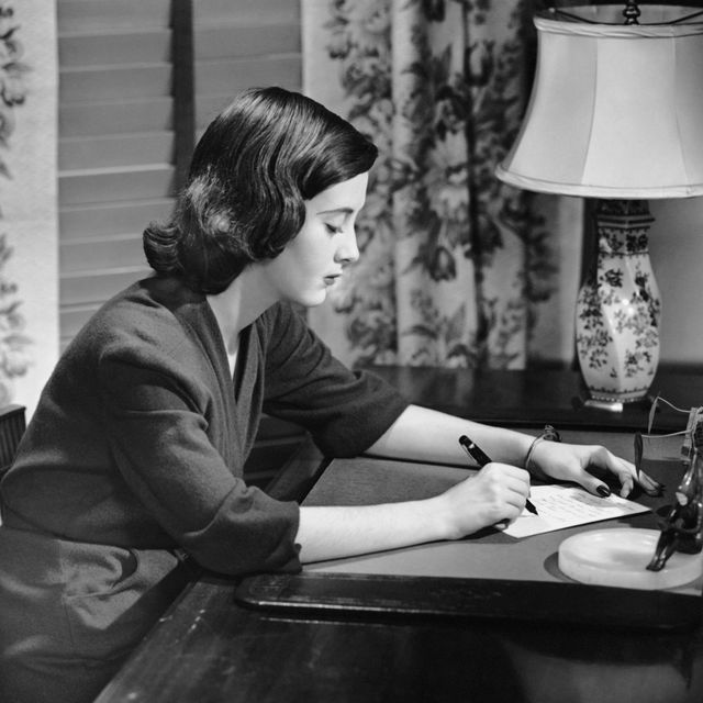 retrato de una mujer escribiendo una carta