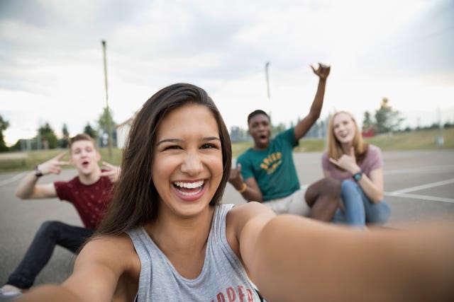 Many teenagers. Девушка Актив. Улыбки на руках подростков. Фотографии людей с отрицательным. Teenage Issues.