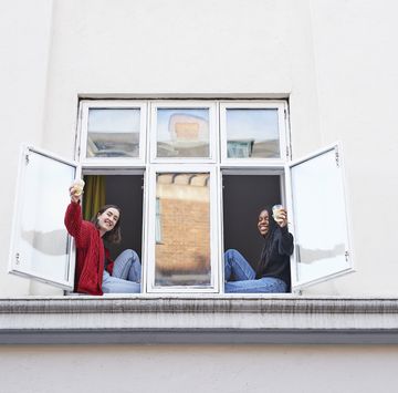 vrouwen kijken uit raam