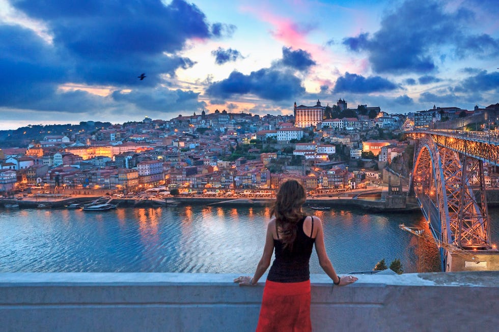 Gezicht op Porto vanaf de zusterstad Vila Nova de Gaia De Douro verbindt de stad met het portgebied zon honderd kilometer verderop Rechts de dubbelbogige Ponte de Dom Lus I ontworpen door Thophile Seyrig compagnon van Gustav Eiffel Aan de overkant langs de kade bevindt zich een uitgaansgebied met leuke restaurants en terrasjes